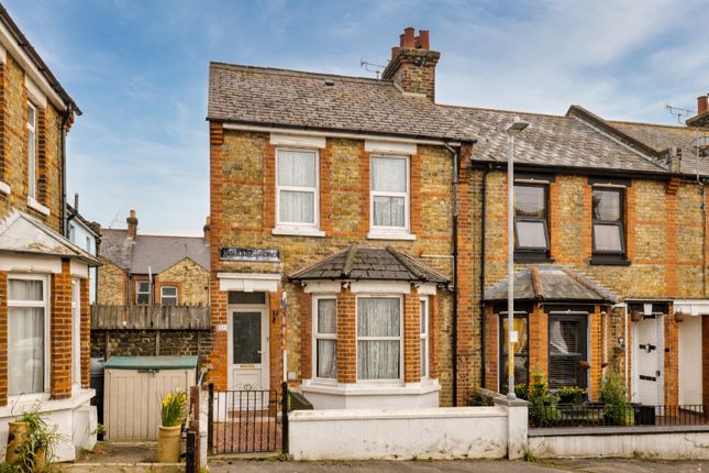 2 bed property, in Hardres Road, £200,000