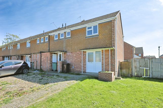 2 bed property, in Changi Road, £120,000