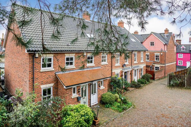 3 bed property, in Saxon Place, £270,000