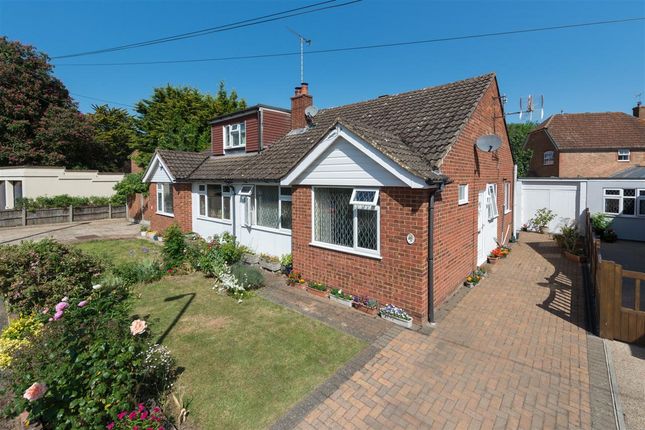 2 bed property, in Brooklands Close, £300,000