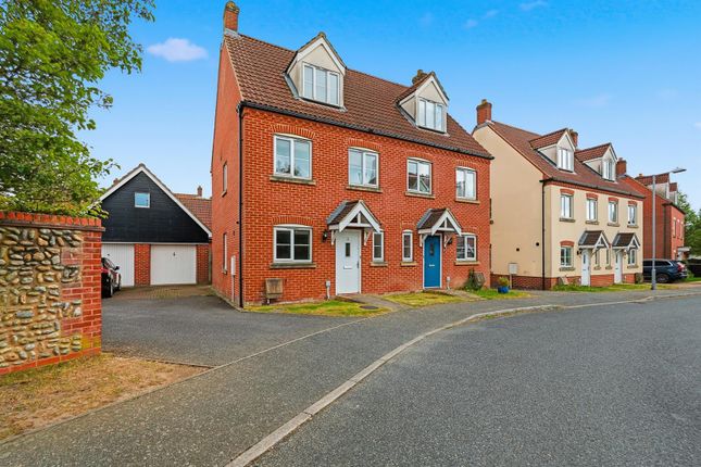 3 bed property, in Peregrine Mews, £300,000