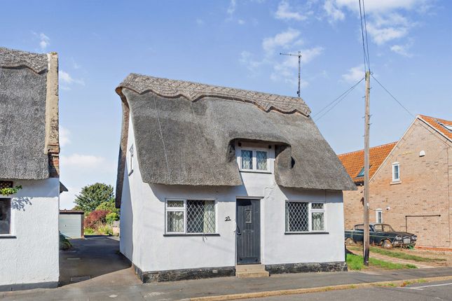 3 bed property, in Horsegate, £215,000