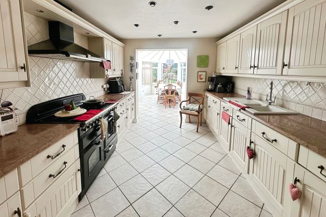 3 bed property, in Meadow Lane, £275,000