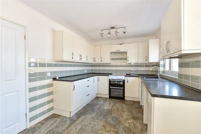 3 bed property, in Moor View, £190,000
