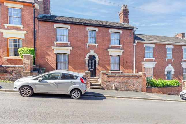 3 bed property, in Cole Hill, £330,000