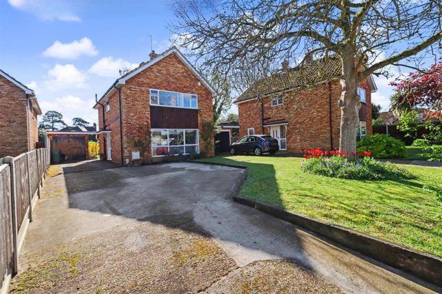 4 bed property, in Oaklands Close, £525,000