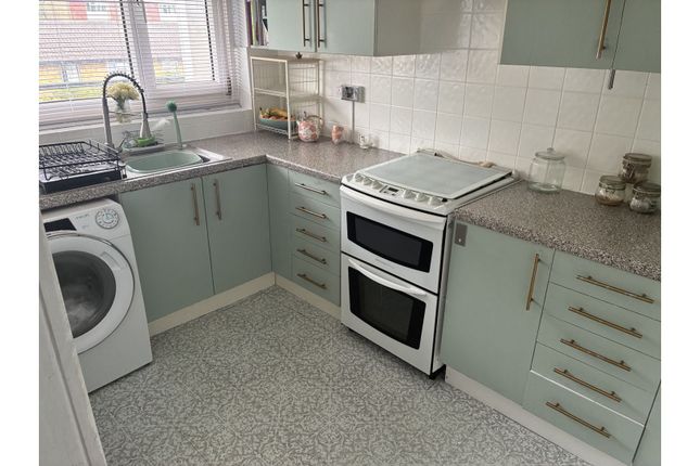 2 bed property, in Longheath Gardens, £265,000
