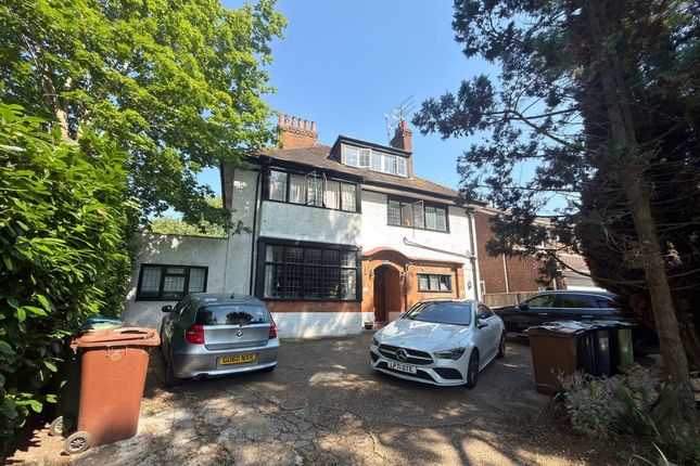 2 bed property, in Flat 3 Canterton, £300,000