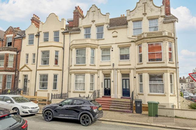 2 bed property, in Cabbell Road, £215,000