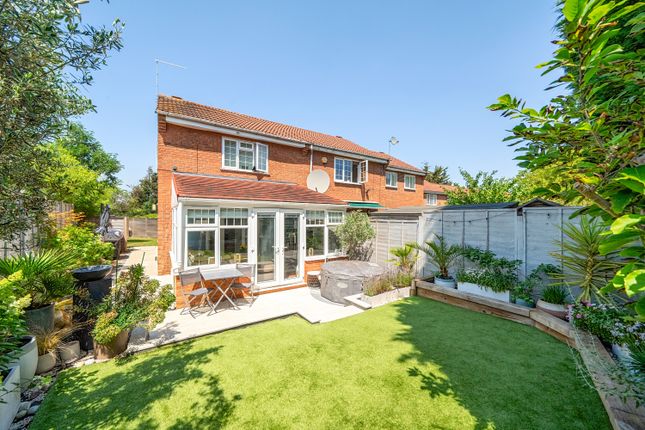 2 bed property, in Somerset Close, £550,000