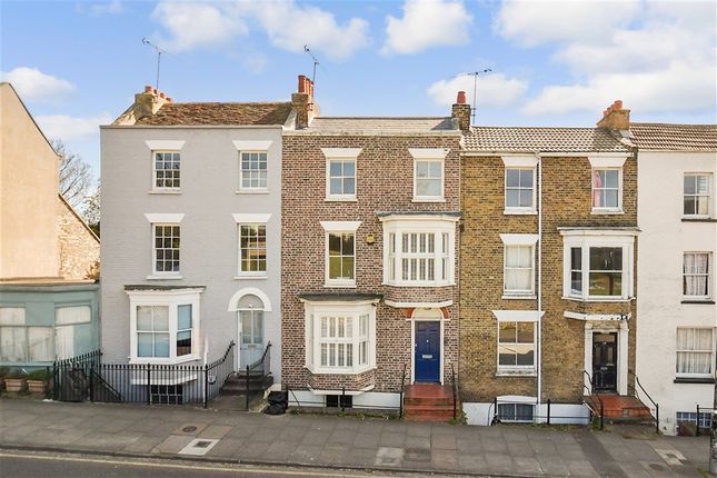 4 bed property, in Trinity Square, £475,000