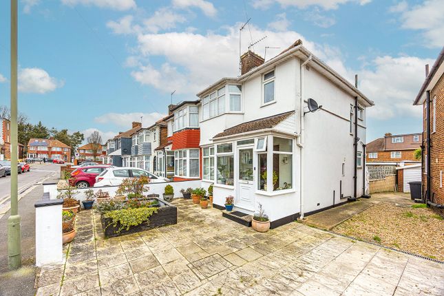 3 bed property, in Colin Close, £585,000