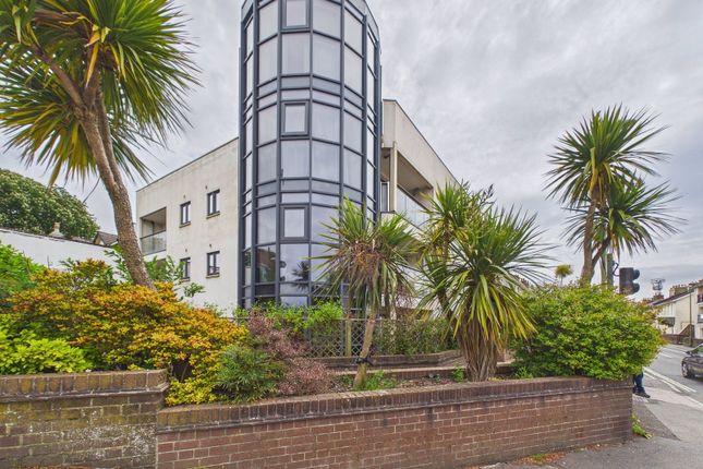 2 bed property, in Mulberry House, £125,000