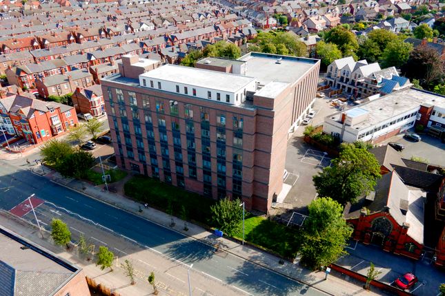 2 bed property, in Sky Gardens, £169,950