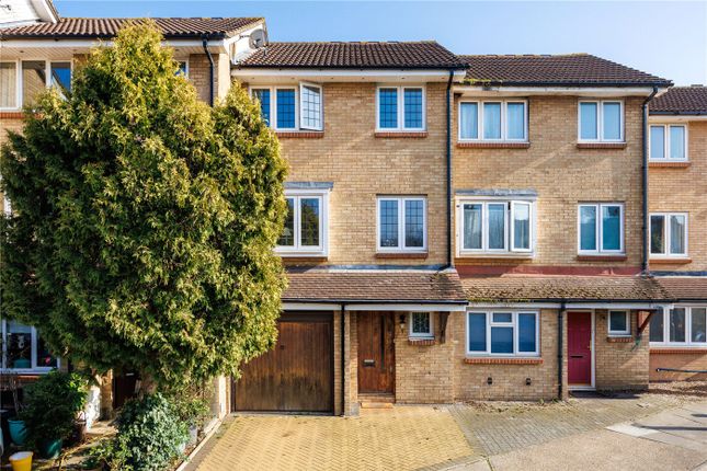 4 bed property, in Crowthorne Close, £900,000