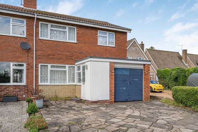 3 bed property, in College Close, £500,000