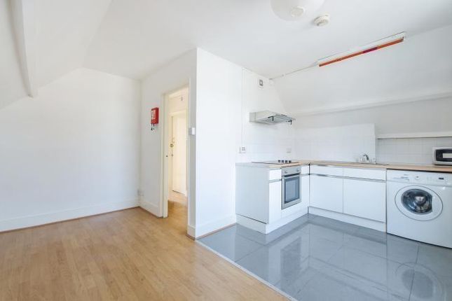 1 bed property, in Peckham High Street, £150,000