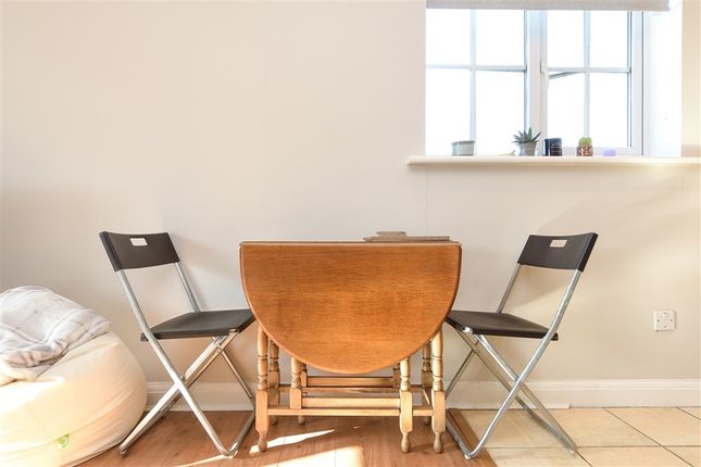 1 bed property, in Priestlands Close, £200,000