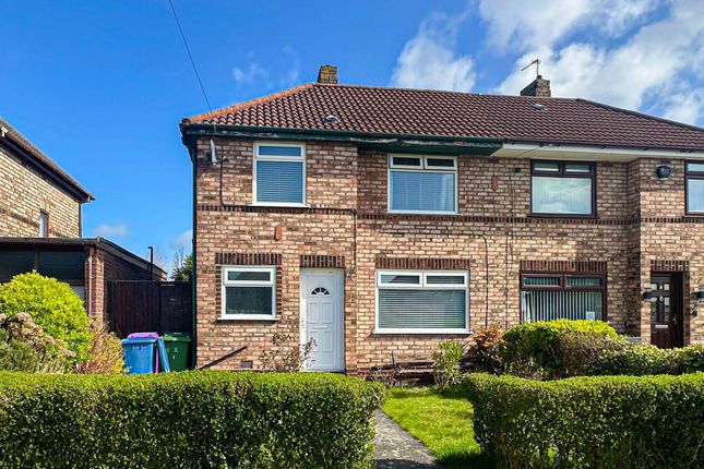 3 bed property, in Faringdon Close, £200,000