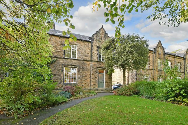 5 bed property, in Wharncliffe Road, £695,000