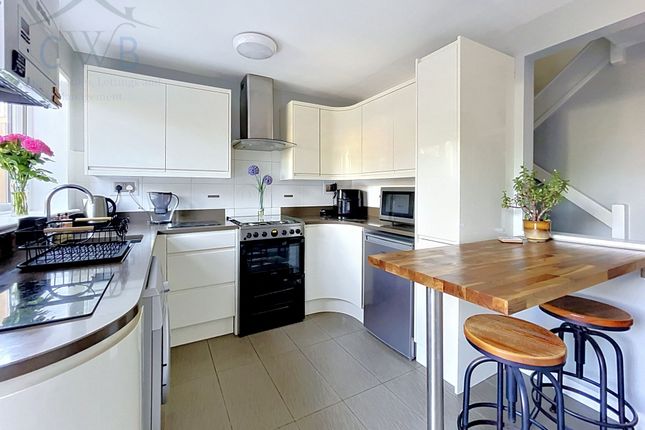 3 bed property, in Lakeside, £325,000