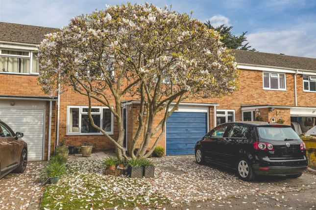3 bed property, in Holly Crescent, £475,000