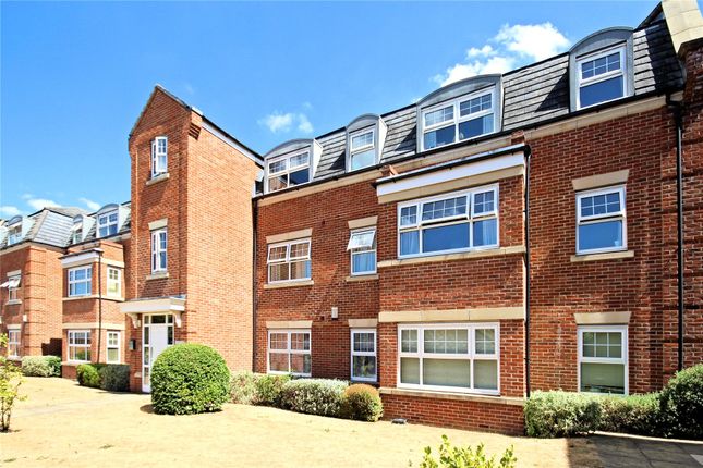 2 bed property, in Woking, £270,000