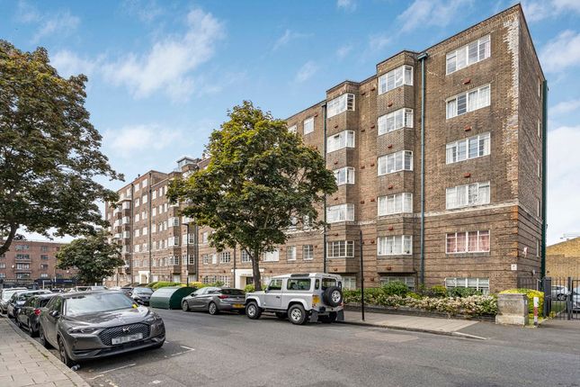 1 bed property, in Corner Fielde, £200,000