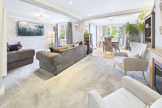 4 bed property, in Willoughby Road, £400,000