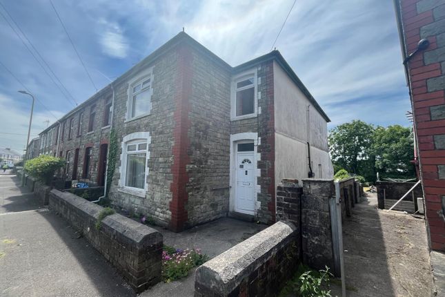 2 bed property, in Cemetery Road, £120,000
