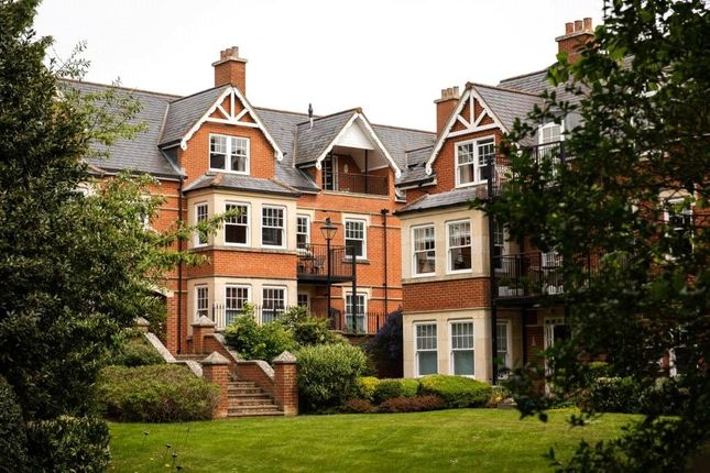 2 bed property, in Westlecot Road, £300,000