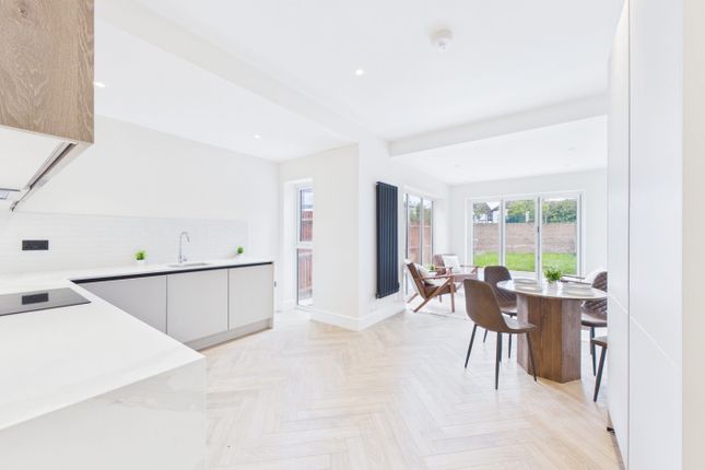 5 bed property, in Fairlawn Park, £900,000
