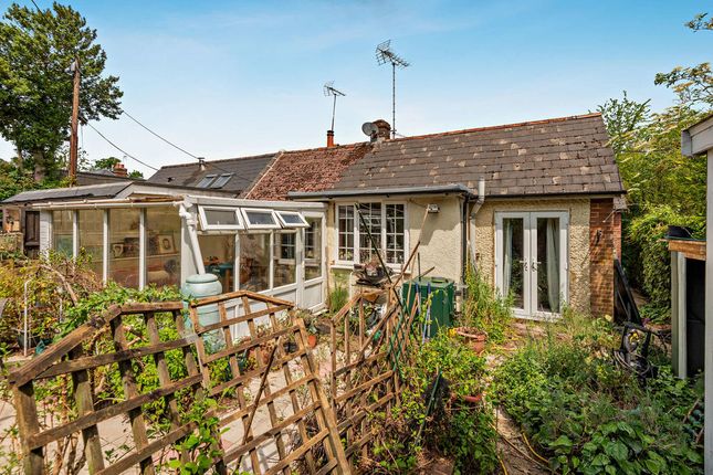 3 bed property, in Anisdowne Close, £575,000