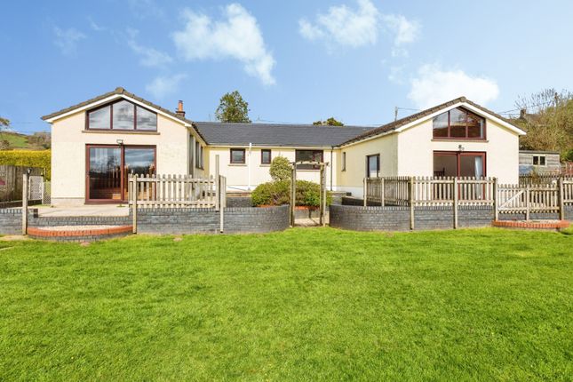 5 bed property, in Pontantwn, £475,000
