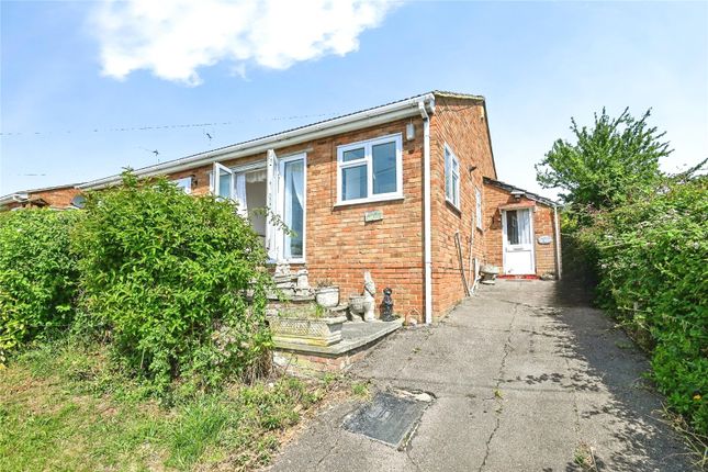2 bed property, in Knoll Way, £230,000