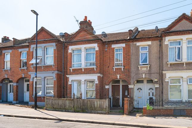 3 bed property, in Hythe Road, £300,000