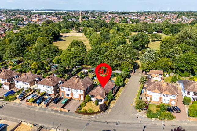 2 bed property, in Hall Avenue, £300,000