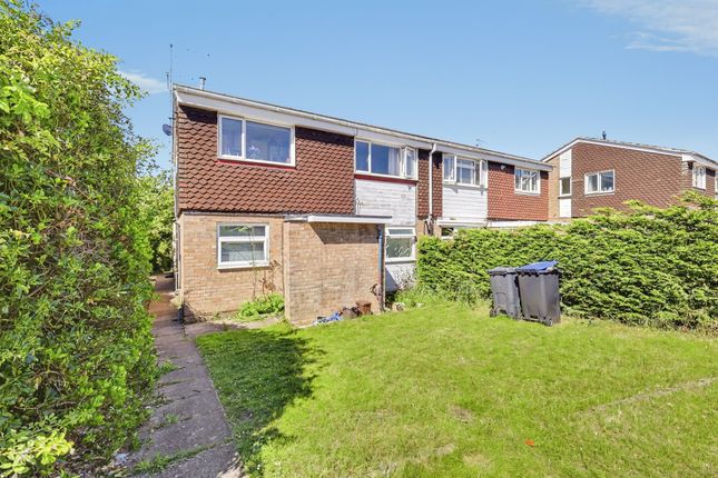 2 bed property, in Yewtree Court, £160,000