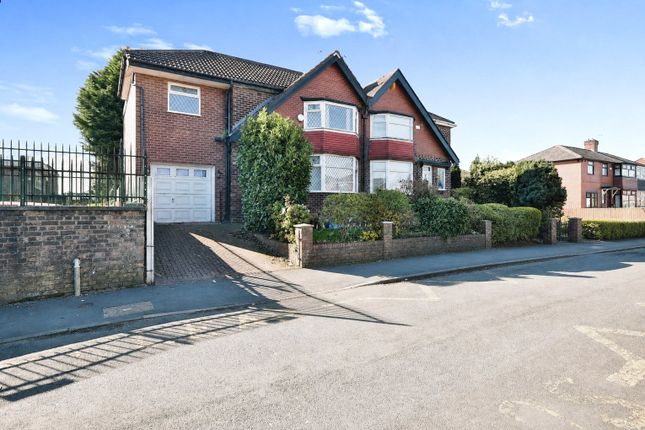 5 bed property, in Parkgate Drive, £425,000