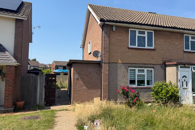 2 bed property, in Fyfield Road, £245,000