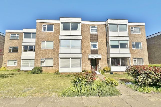 2 bed property, in Queens Road, £205,000
