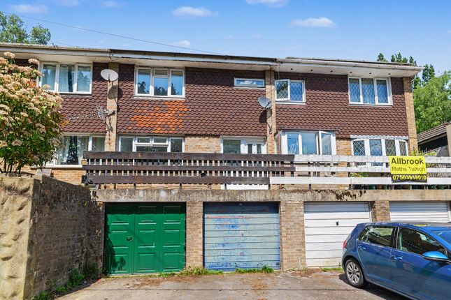 2 bed property, in Allbrook Hill, £225,000