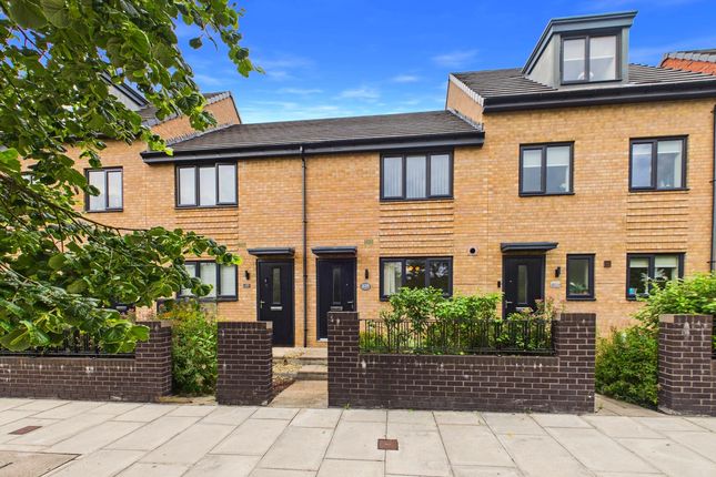 2 bed property, in Woodfield Way, £165,000
