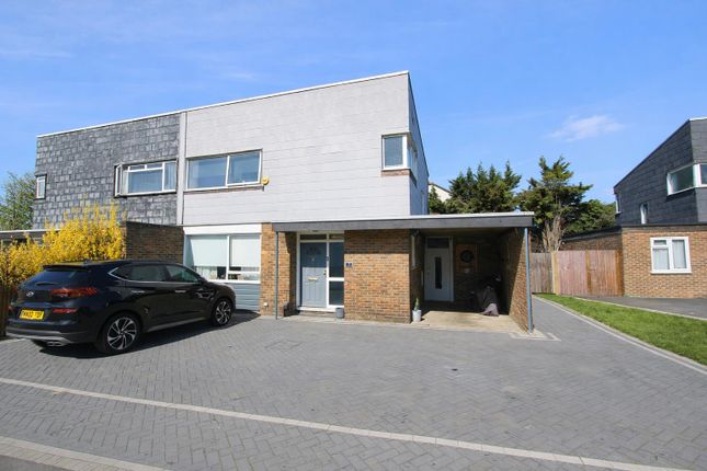 3 bed property, in Furlong Close, £525,000