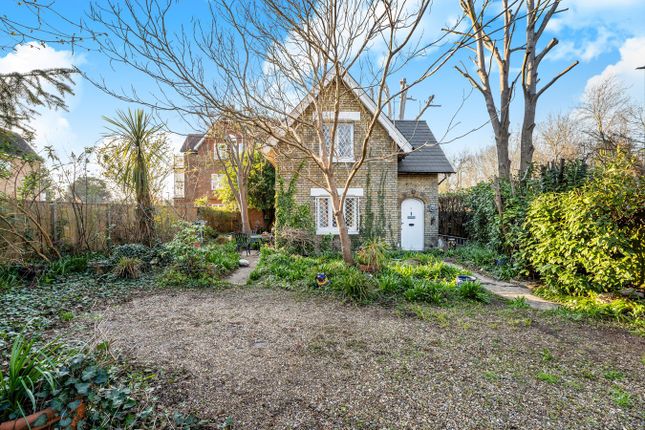 2 bed property, in Gresham Road, £525,000
