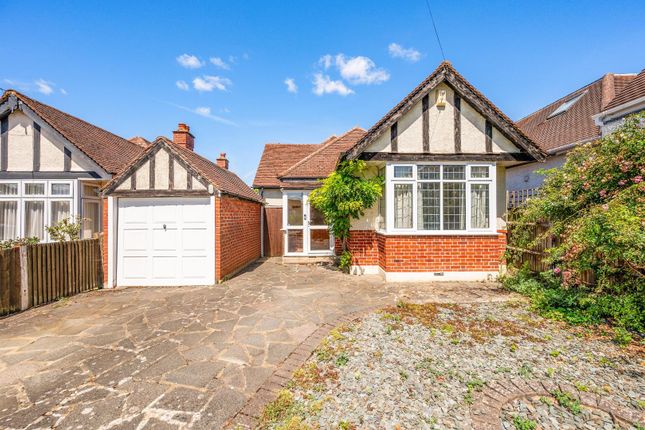 2 bed property, in Brook Mead, £600,000