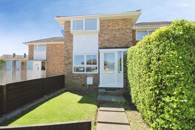 2 bed property, in Hallsfield, £250,000