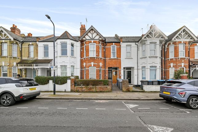 2 bed property, in Temple Road, £450,000