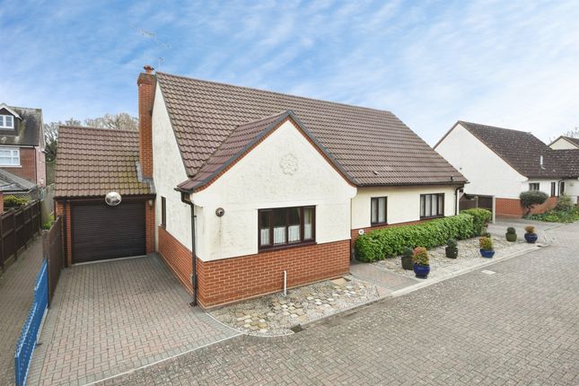 3 bed property, in School View, £475,000