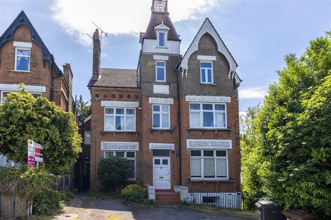 2 bed property, in Birdhurst Rise, £275,000